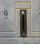 908413 Afbeelding van een staande koperen brievenbus, binnen een belijnd kader in de gevel van het pand Voorstraat 6bis ...
